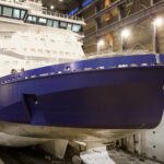 在赫尔辛基Arctech造船厂的干船坞可见北极星破冰船的不锈钢船体