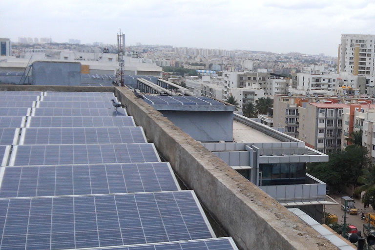 印度班加罗尔的屋顶太阳能板
