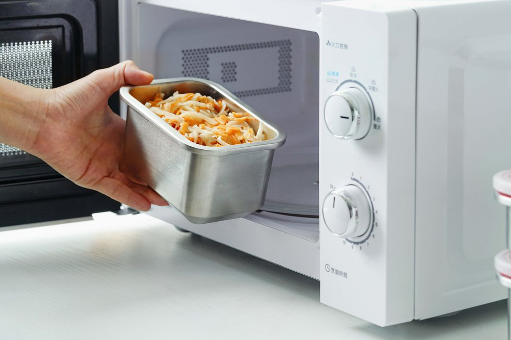 Stainless steel microwave-safe food containers