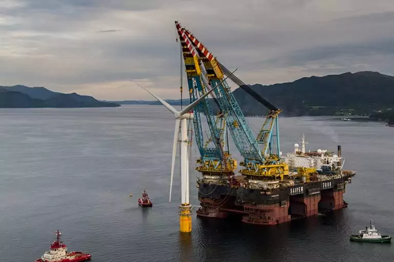 The Saipem 7000 loads a turbine onto its floating steel base